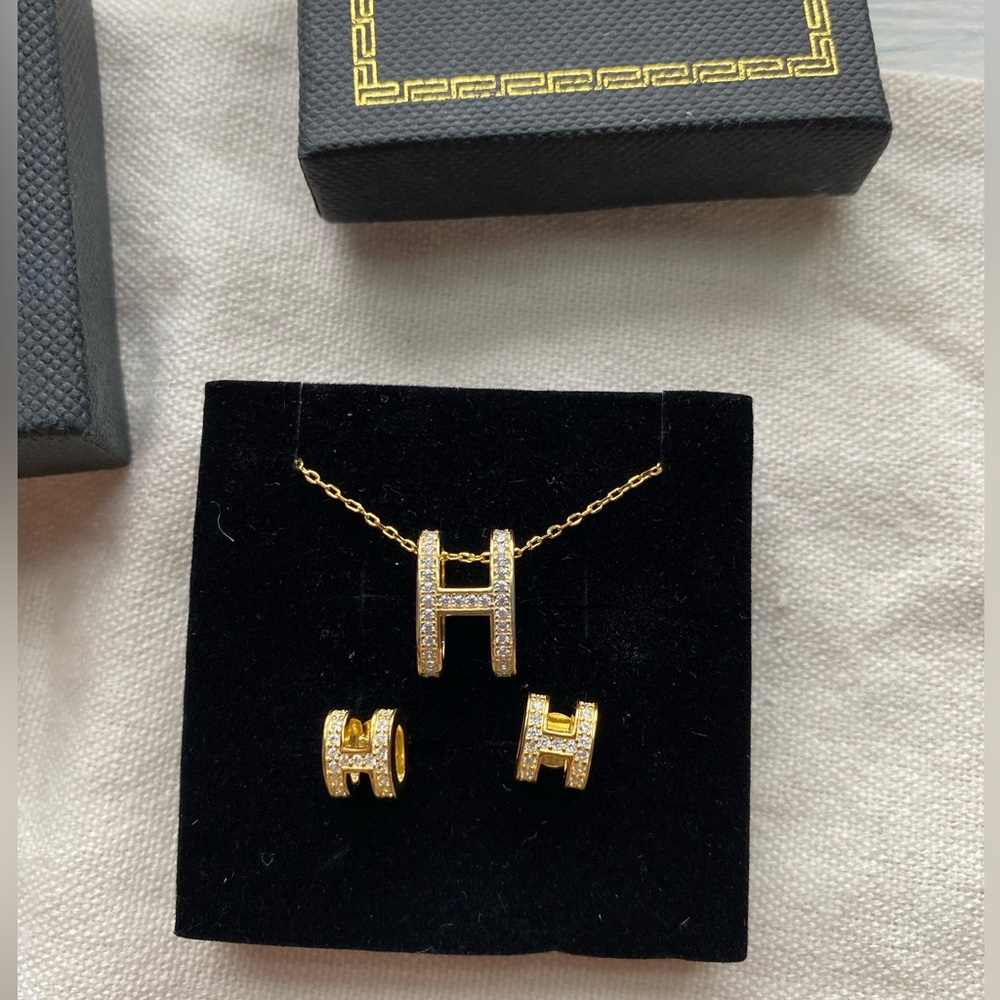 Yellow sliver H earrings & necklace set. Doesn’t tarnish high quality